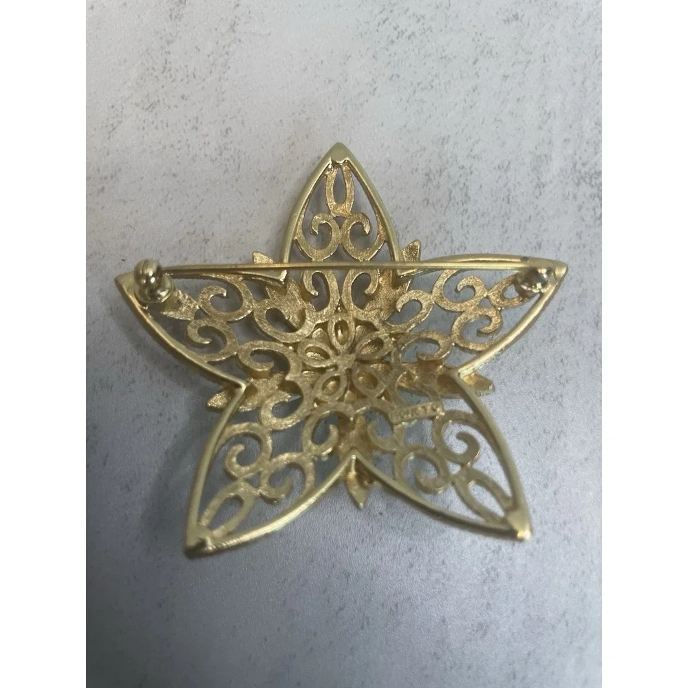 VTG Signed Monet 5 Point Gold Tone Filigree Star Brooch - Picture 4 of 5
